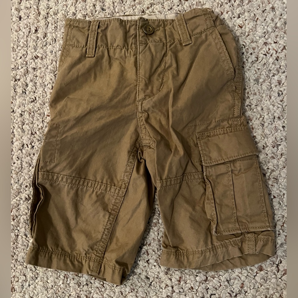 Gap kids boys khaki cargo shorts.  Size 5 slim.